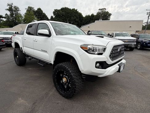 Used 2017 Toyota Tacoma SR AWD/4WD image 8
