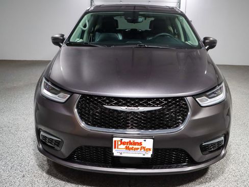 Used 2023 Chrysler Pacifica Touring-L FWD image 4