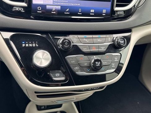 Used 2023 Chrysler Pacifica Touring-L FWD image 33