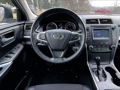Used 2017 Toyota Camry SE image 5