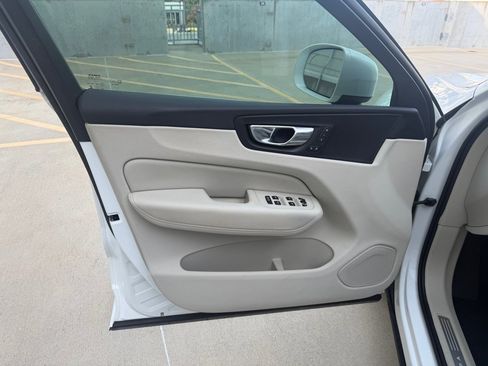 Used 2018 Volvo XC60 T5 Momentum w/ Convenience Package AWD/4WD image 11
