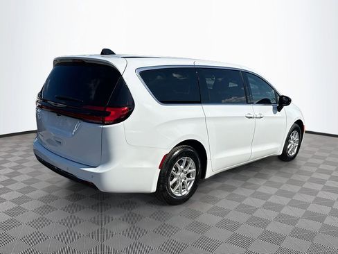Used 2026 Chrysler Pacifica Select image 6