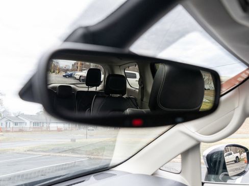 Used 2023 Chrysler Pacifica Limited image 24