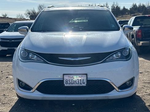 Used 2018 Chrysler Pacifica Limited FWD image 2