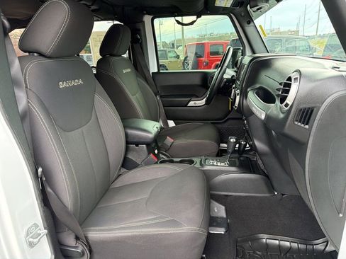 Used 2017 Jeep Wrangler Unlimited Sahara w/ Dual Top Group image 28