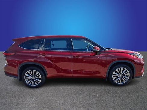 Used 2021 Toyota Highlander Platinum image 4