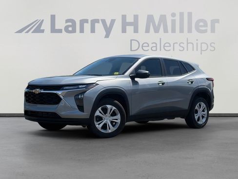 Used 2025 Chevrolet Trax LS w/ Driver Confidence Package FWD image 1