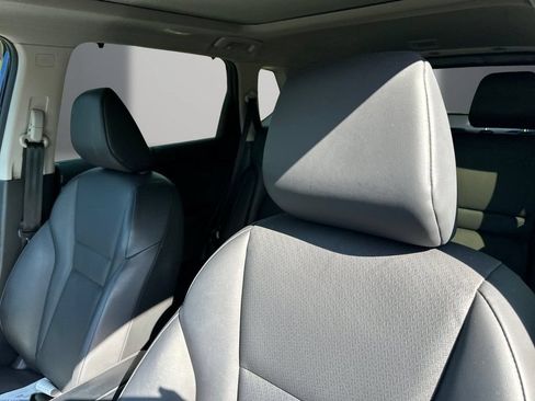 Used 2025 Nissan Rogue SV w/ SV Premium Package FWD image 15