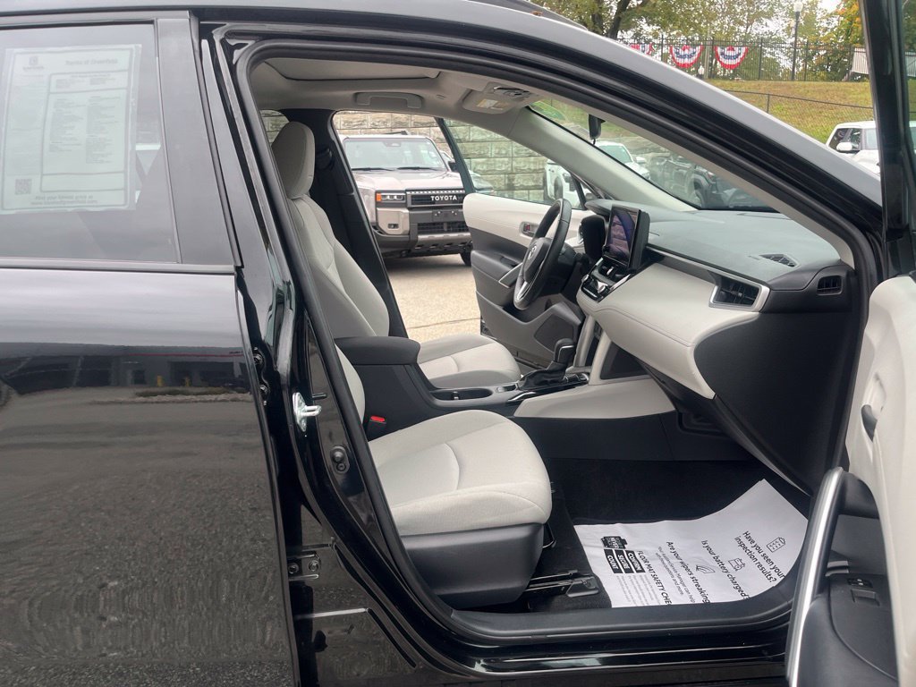 Used 2024 Toyota Corolla Cross LE w/ Moonroof Package AWD/4WD image 17