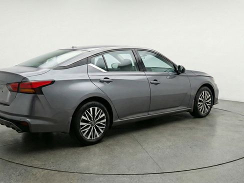 Used 2025 Nissan Altima 2.5 SV image 9