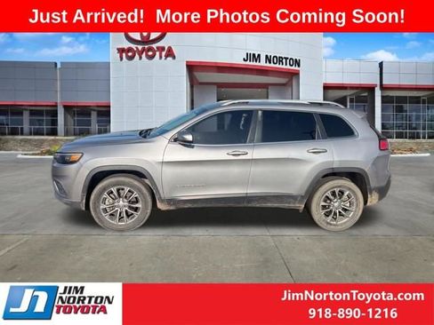 Used 2019 Jeep Cherokee Latitude Plus AWD/4WD image 3