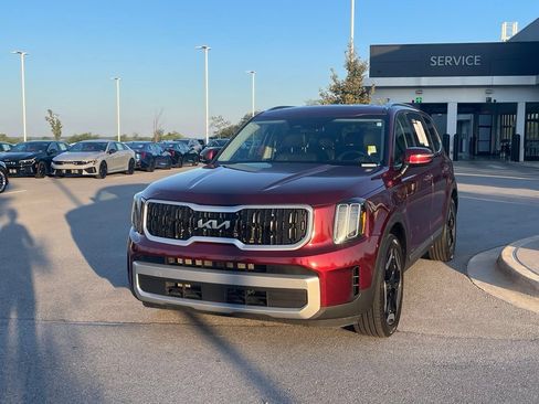 Used 2023 Kia Telluride EX w/ EX Captain's Chair Package FWD image 2