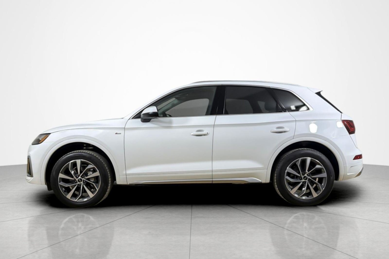 Used 2024 Audi Q5 2.0T Premium Plus w/ Premium Plus Package AWD/4WD image 2
