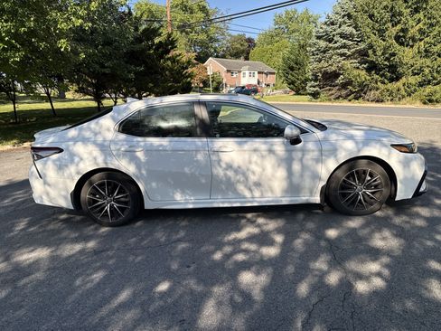 Used 2022 Toyota Camry SE w/ Cold Weather Package image 8