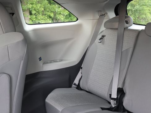Used 2024 Toyota Sienna LE AWD/4WD image 22