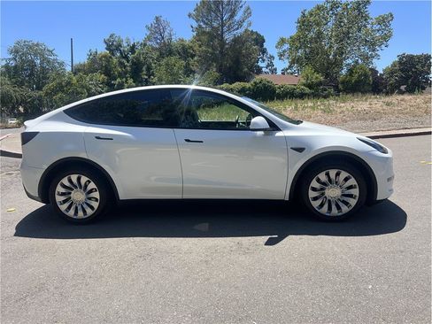 Used 2020 Tesla Model Y Long Range AWD/4WD image 8