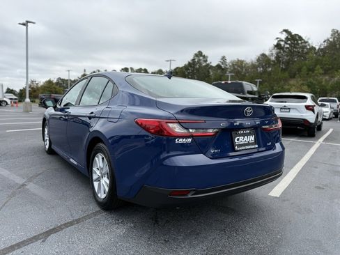 Used 2025 Toyota Camry SE image 5