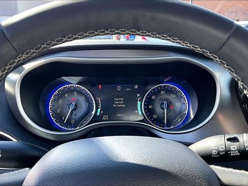 Used 2022 Chrysler Pacifica Touring-L FWD image 18