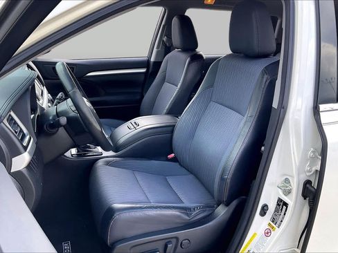 Used 2015 Toyota Highlander Plus FWD image 8
