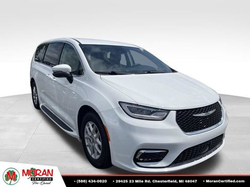 Used 2023 Chrysler Pacifica Touring-L FWD image 3