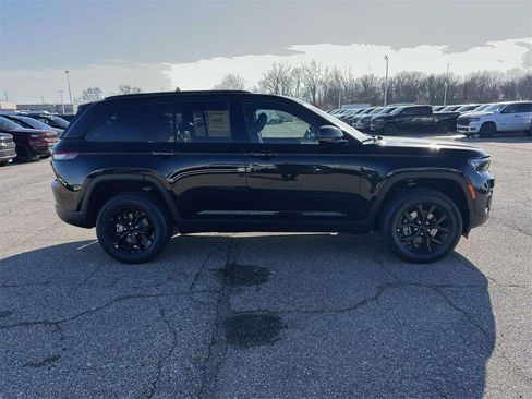 New 2025 Jeep Grand Cherokee Altitude image 3