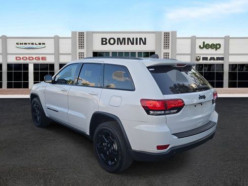 Used 2019 Jeep Grand Cherokee Laredo image 4