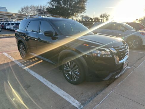 Certified 2025 Nissan Pathfinder SL w/ SL Premium Package image 1