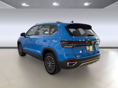 Certified 2025 Volkswagen Taos SE FWD image 3