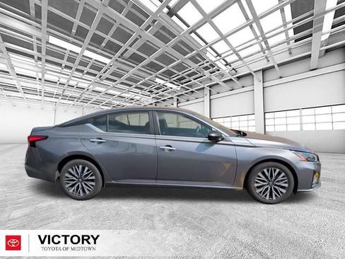 Used 2024 Nissan Altima 2.5 SV FWD image 2