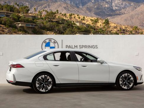 Certified 2025 BMW 530i xDrive 530i xDrive w/ Premium Package image 5