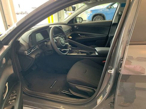 New 2025 Hyundai Elantra SE image 3