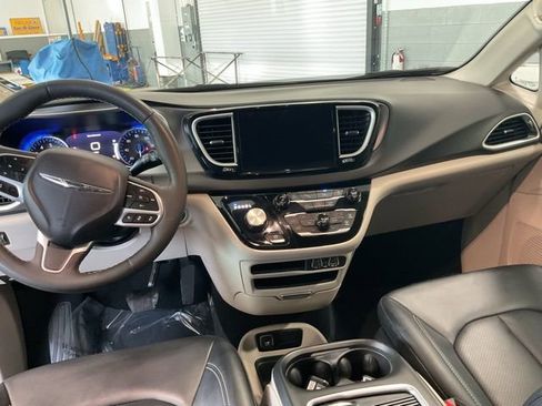 Used 2024 Chrysler Pacifica Touring-L image 12