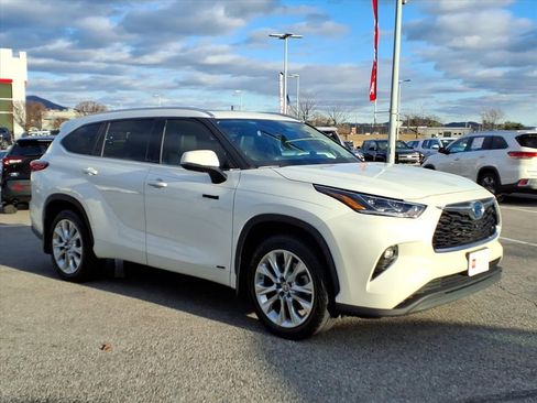 Certified 2021 Toyota Highlander Limited image 2
