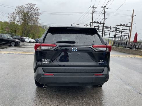 Certified 2022 Toyota RAV4 LE AWD/4WD image 4