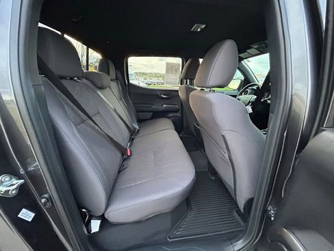 Used 2018 Toyota Tacoma TRD Off-Road w/ Technology Package AWD/4WD image 23