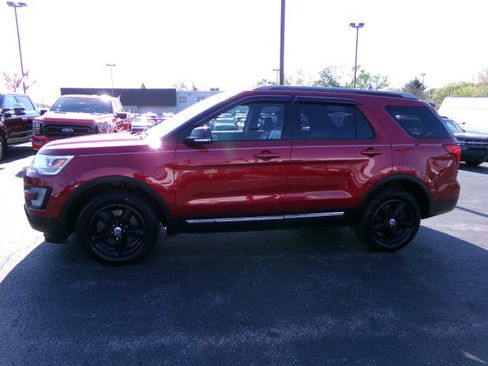 Used 2017 Ford Explorer XLT w/ Equipment Group 202A AWD/4WD image 6
