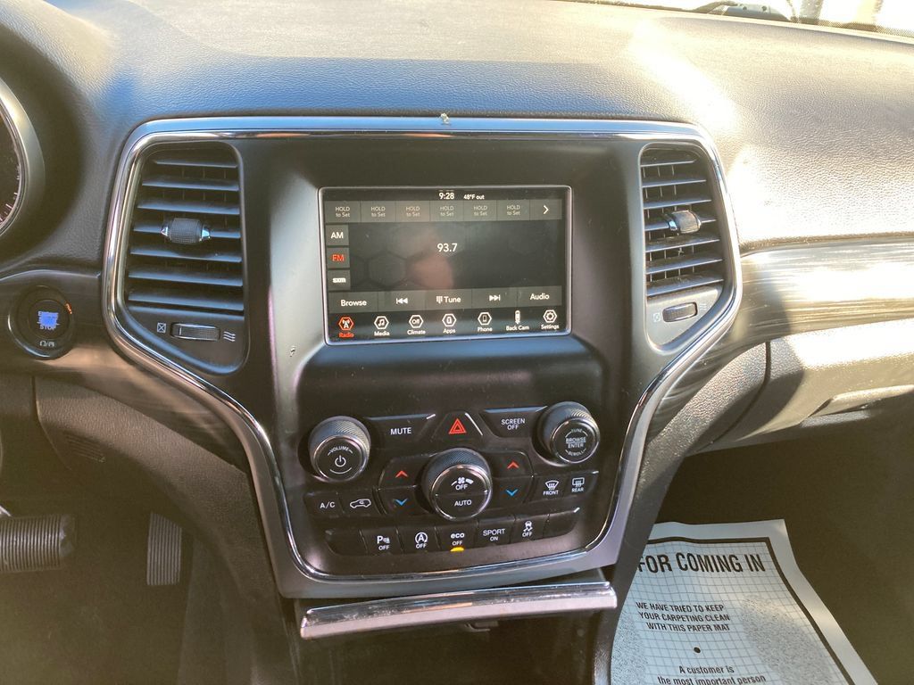 Used 2020 Jeep Grand Cherokee Laredo AWD/4WD image 23