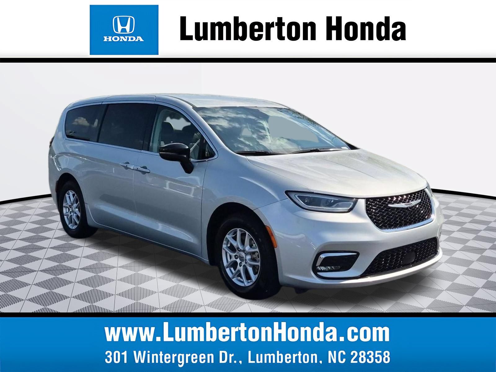Used 2024 Chrysler Pacifica Touring-L FWD image 1