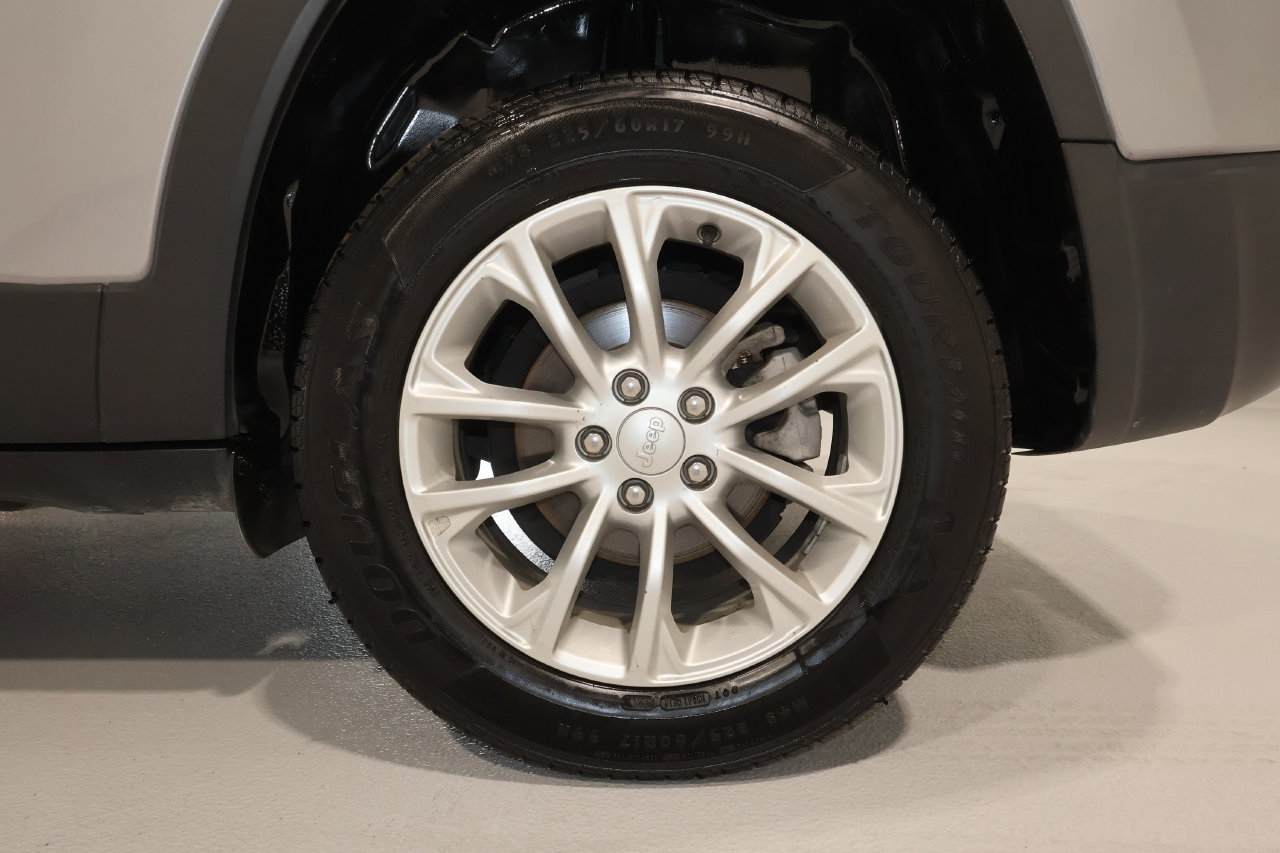 Used 2019 Jeep Cherokee Latitude w/ Popular Appearance Group FWD image 20