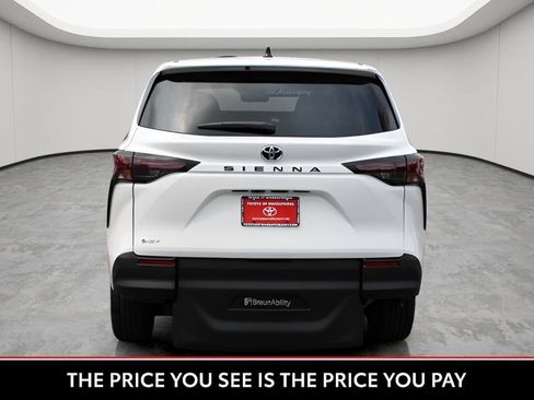 Used 2026 Toyota Sienna LE FWD image 5