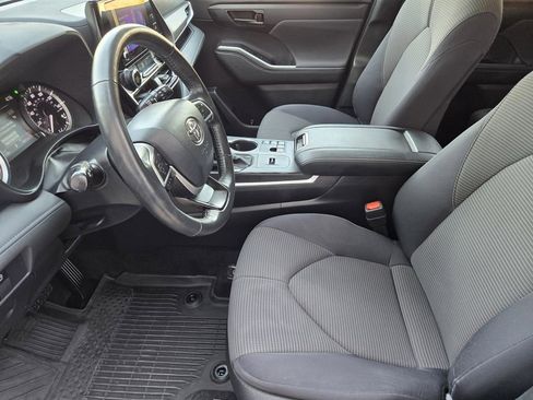 Used 2024 Toyota Highlander LE FWD image 8