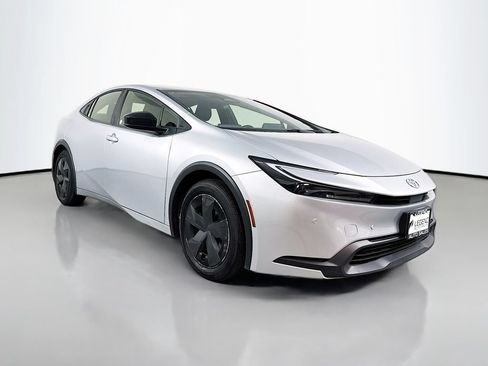Used 2023 Toyota Prius LE FWD image 3