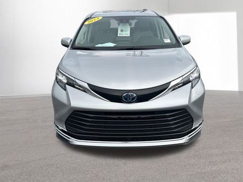 Used 2024 Toyota Sienna XLE image 6
