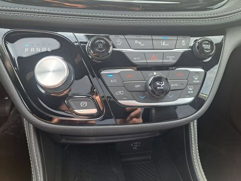 Used 2026 Chrysler Pacifica Limited FWD image 19