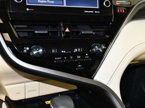 Used 2024 Toyota Camry XLE FWD image 28