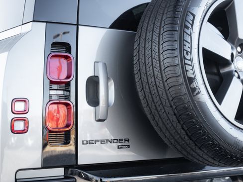 Used 2023 Land Rover Defender 90 X-Dynamic SE image 31