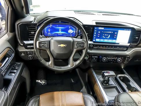Used 2024 Chevrolet Silverado 1500 High Country w/ High Country Premium Package AWD/4WD image 3