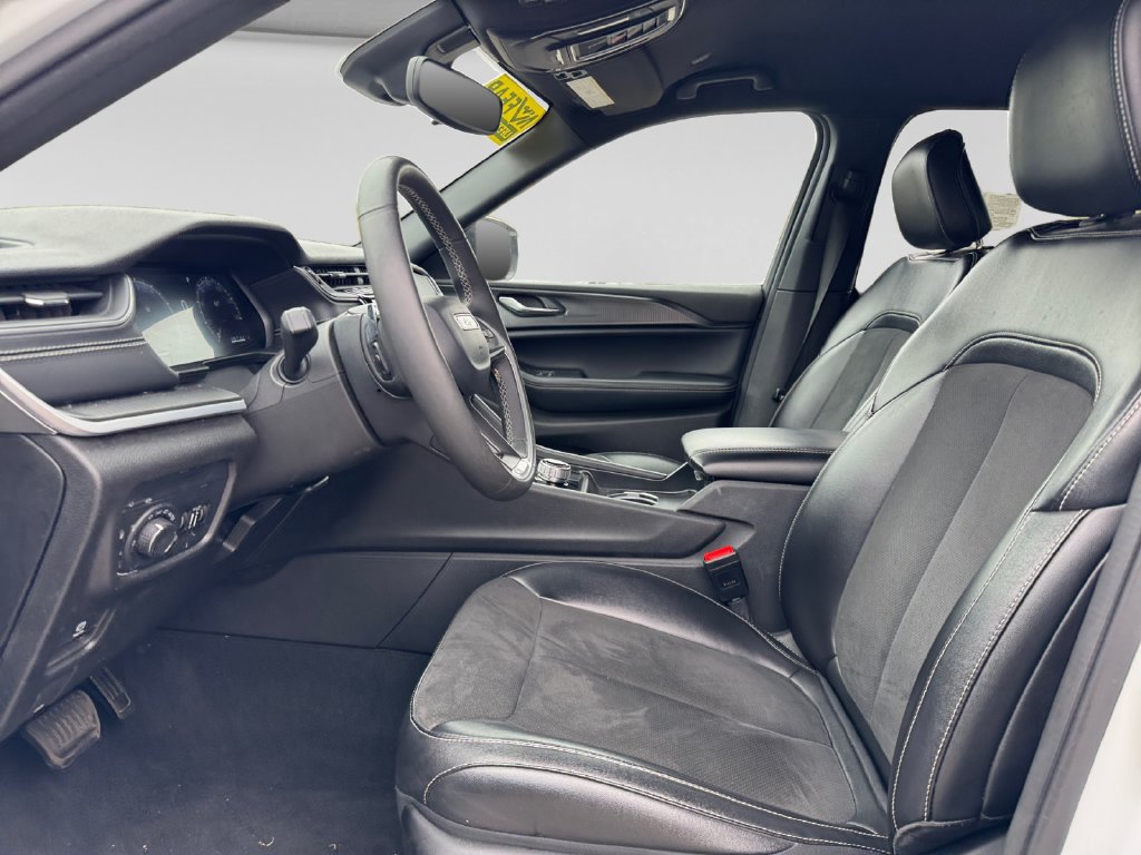 Used 2024 Jeep Grand Cherokee Altitude RWD image 18