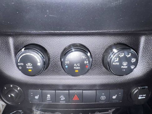 Used 2016 Jeep Wrangler Unlimited Rubicon w/ Connectivity Group AWD/4WD image 27