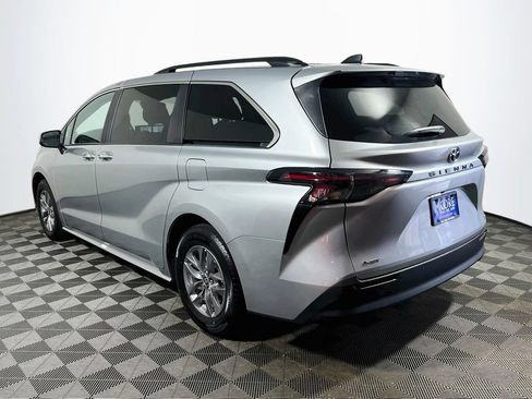 Certified 2025 Toyota Sienna XLE FWD image 5